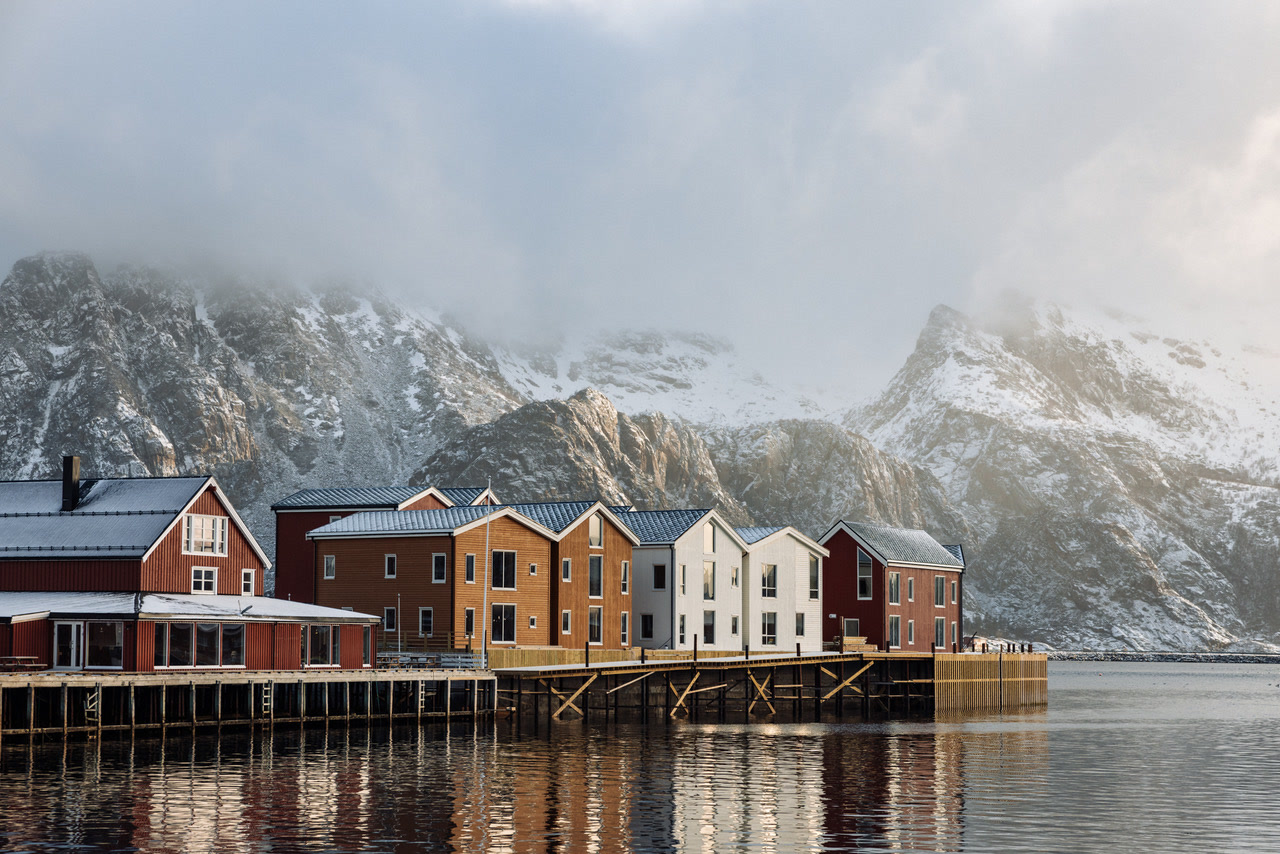 Maisons de pêcheurs de Henningsvær au-dessus de l’eau